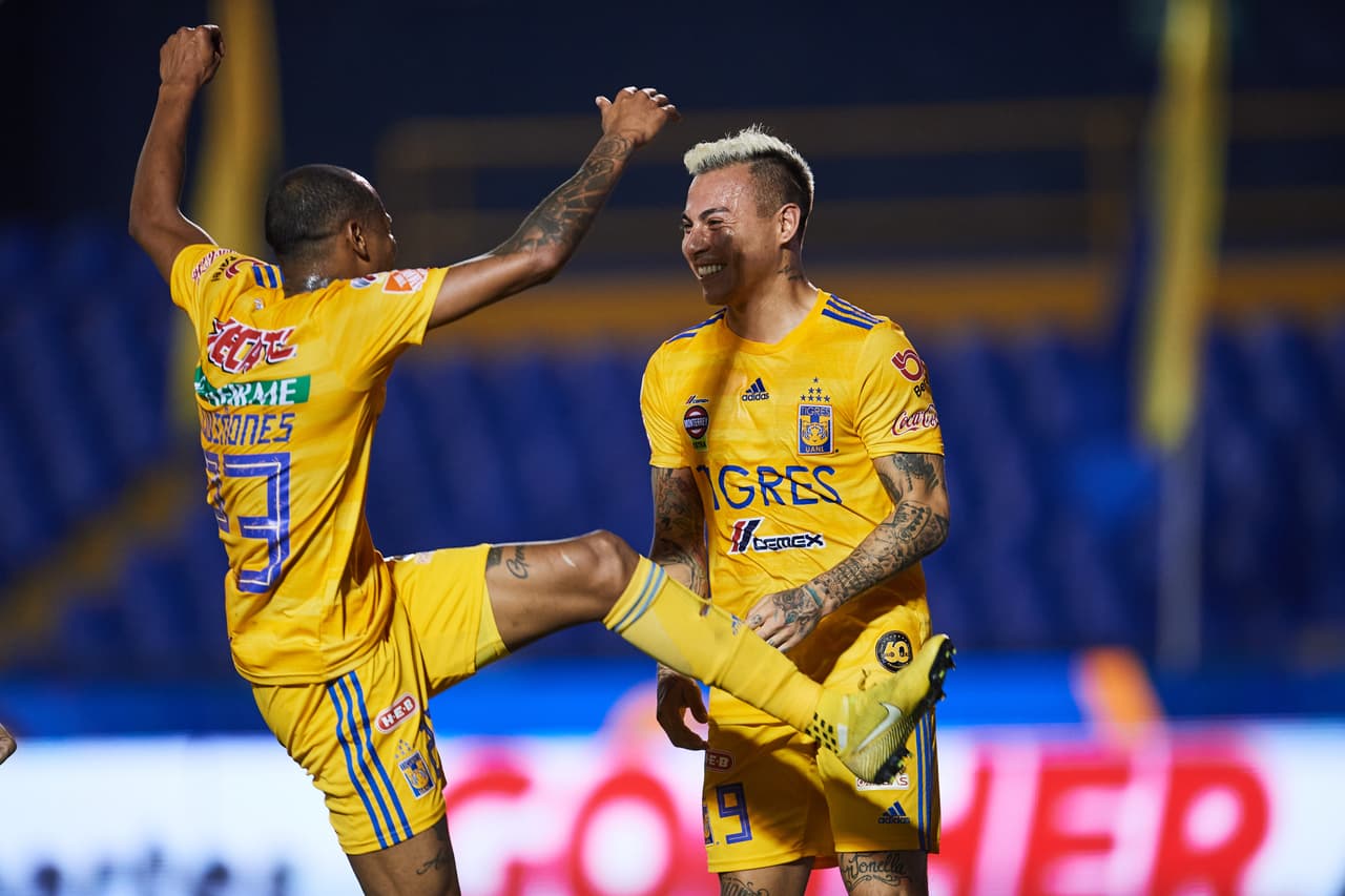 Luego de una gran pared, Edu Vargas queda de frente al arquero y pone el 3-1.