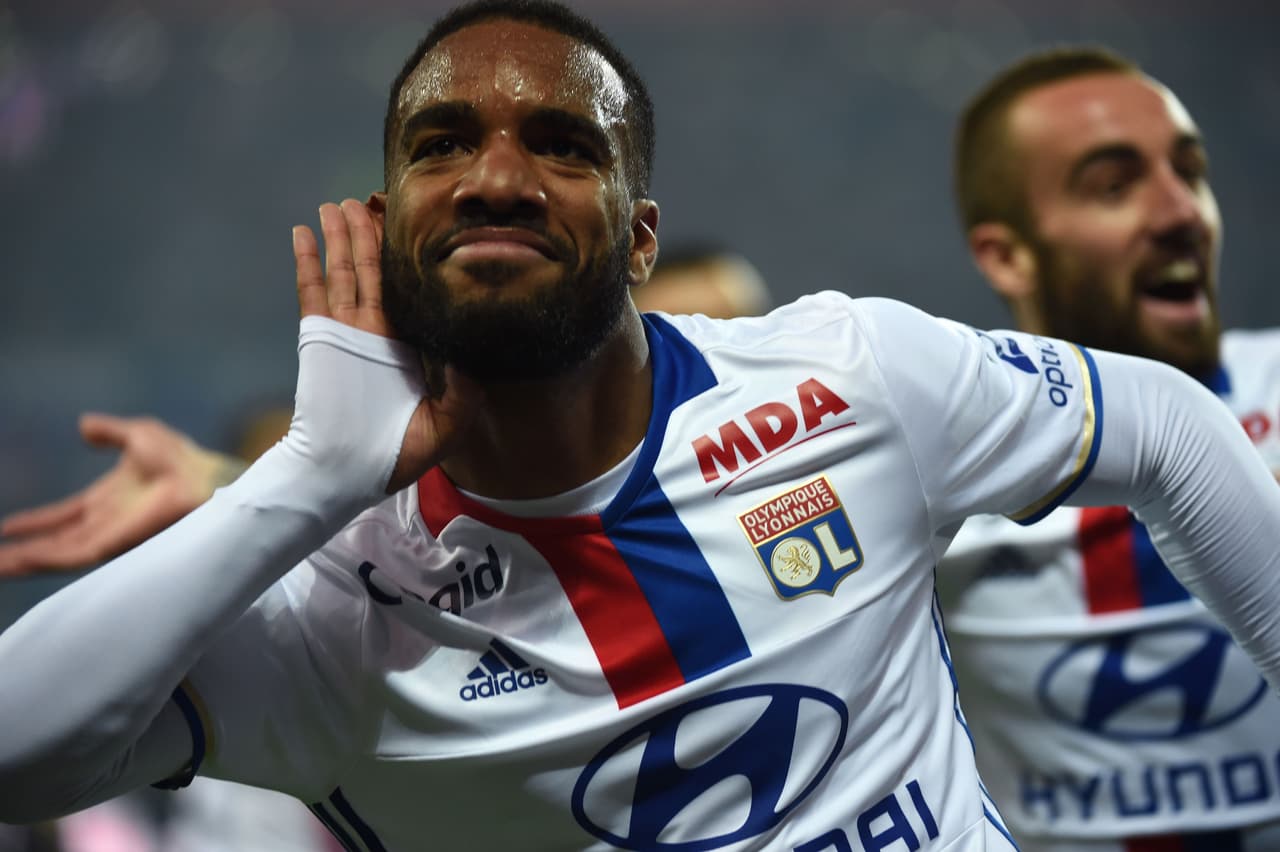 Alexandre Lacazette marcó tres de los seis goles del Lyon.