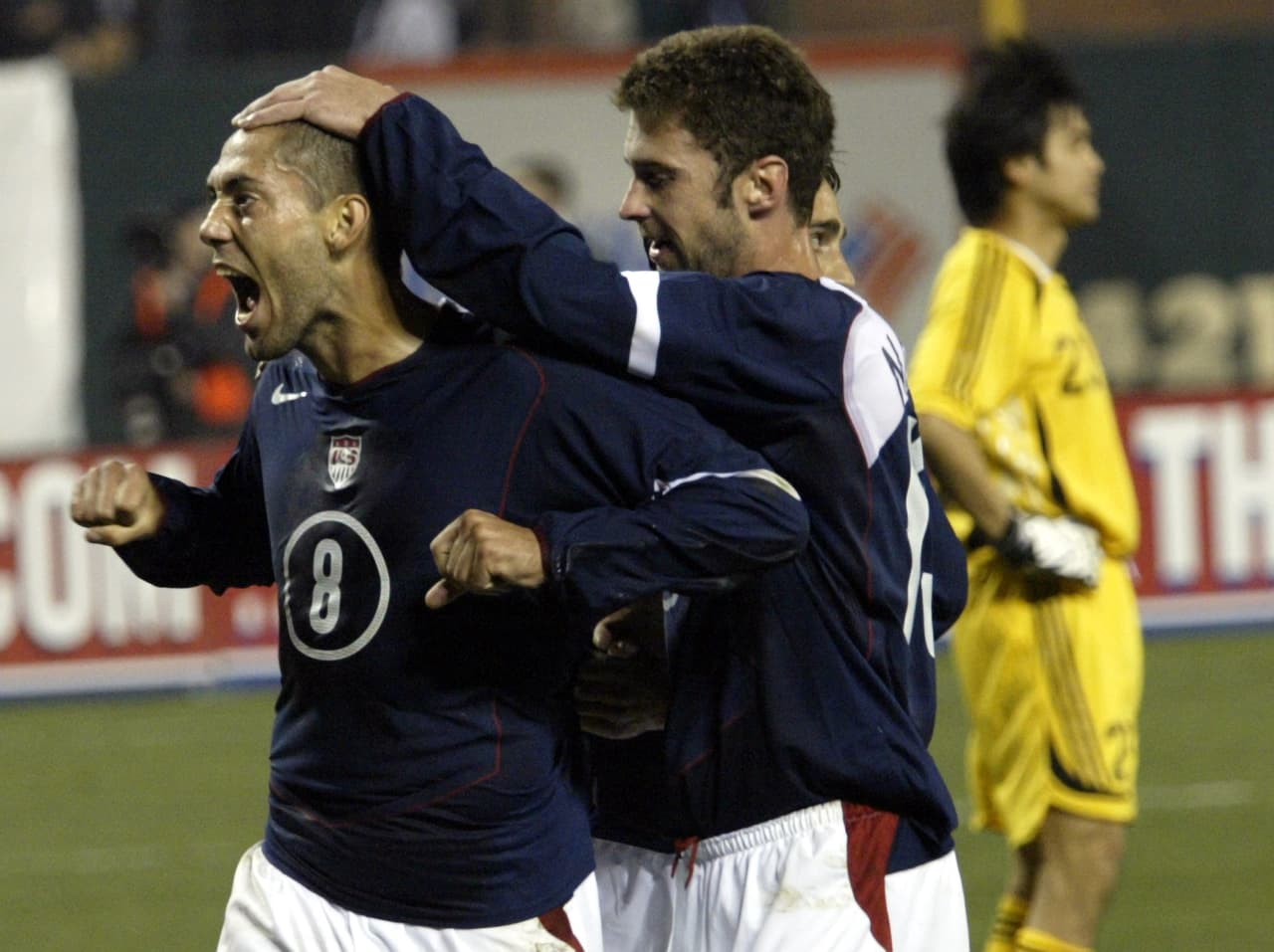 Dempsey, de poder goleador gracias a su buen juego aéreo, se ganó la confianza del técnico Bruce Arena y fue tenido en cuenta como un fijo en el equipo de mayores.