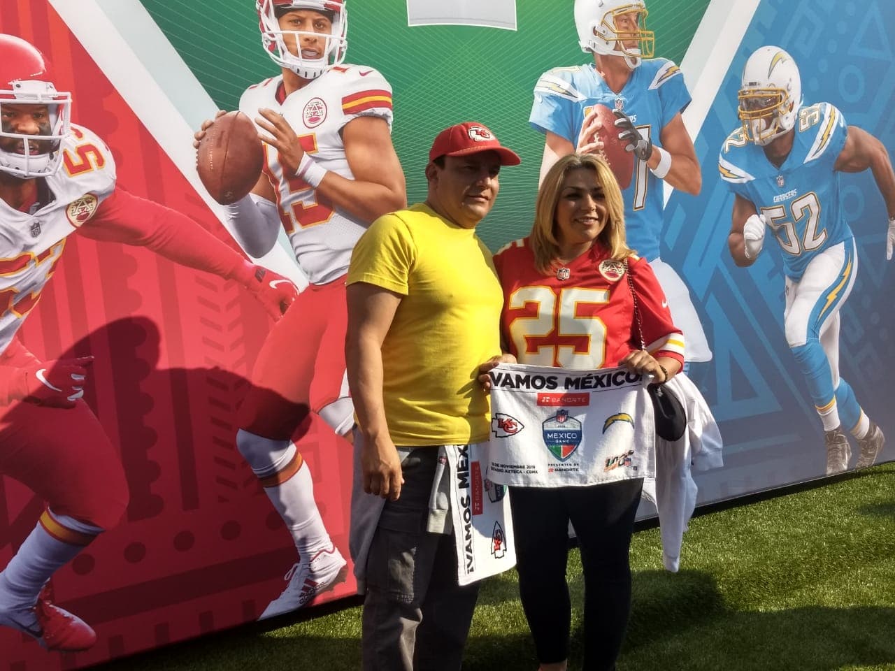 Predominan los colores rojo y azul en las inmediaciones del Estadio Azteca.