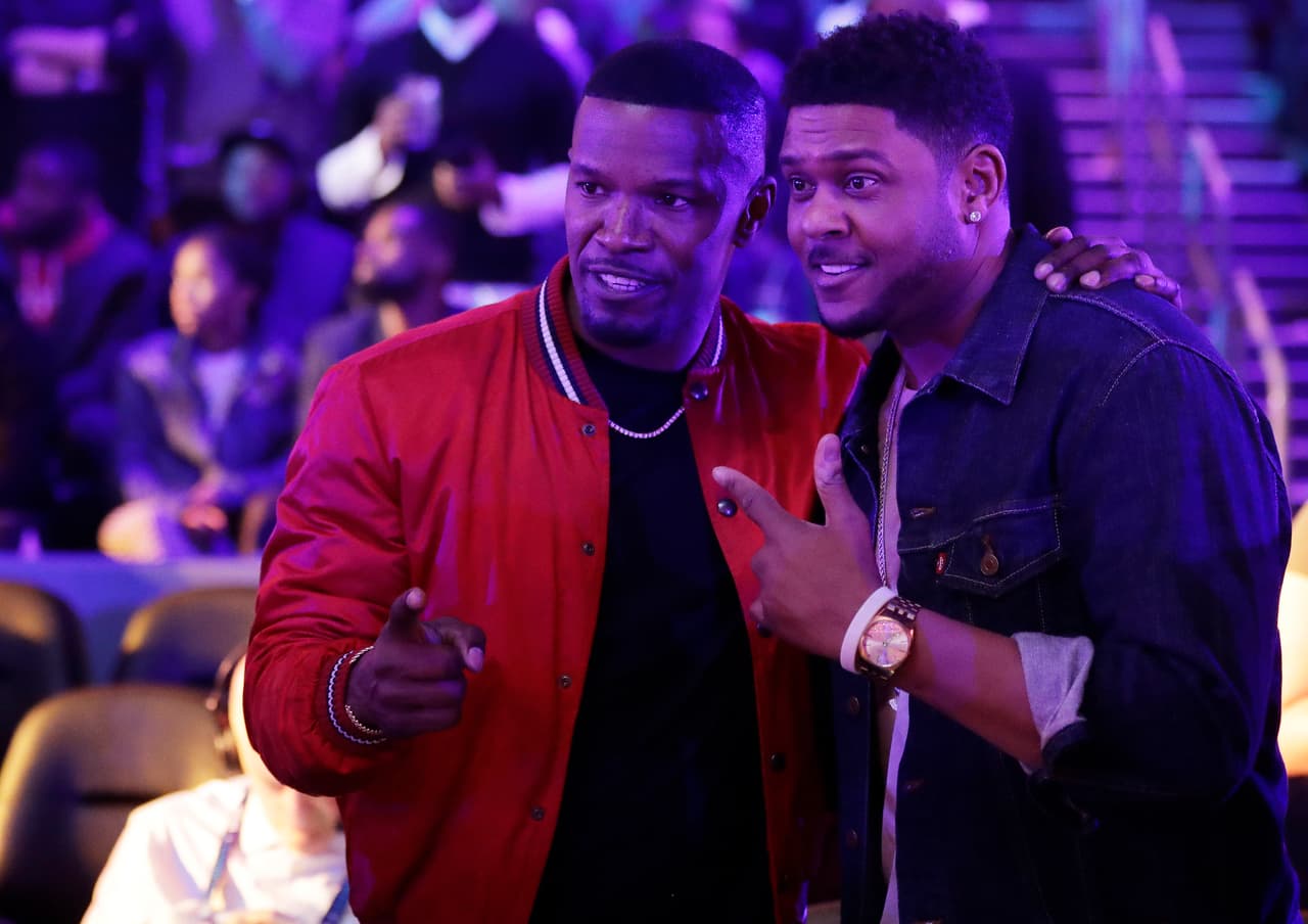 El actor Jammie Foxx (izq.) fue una de las figuras que estuvo en Charlotte en el All Star Game de NBA.