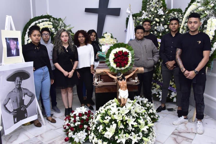 Amigos y familiares despiden a 'Mantequilla' Nápoles