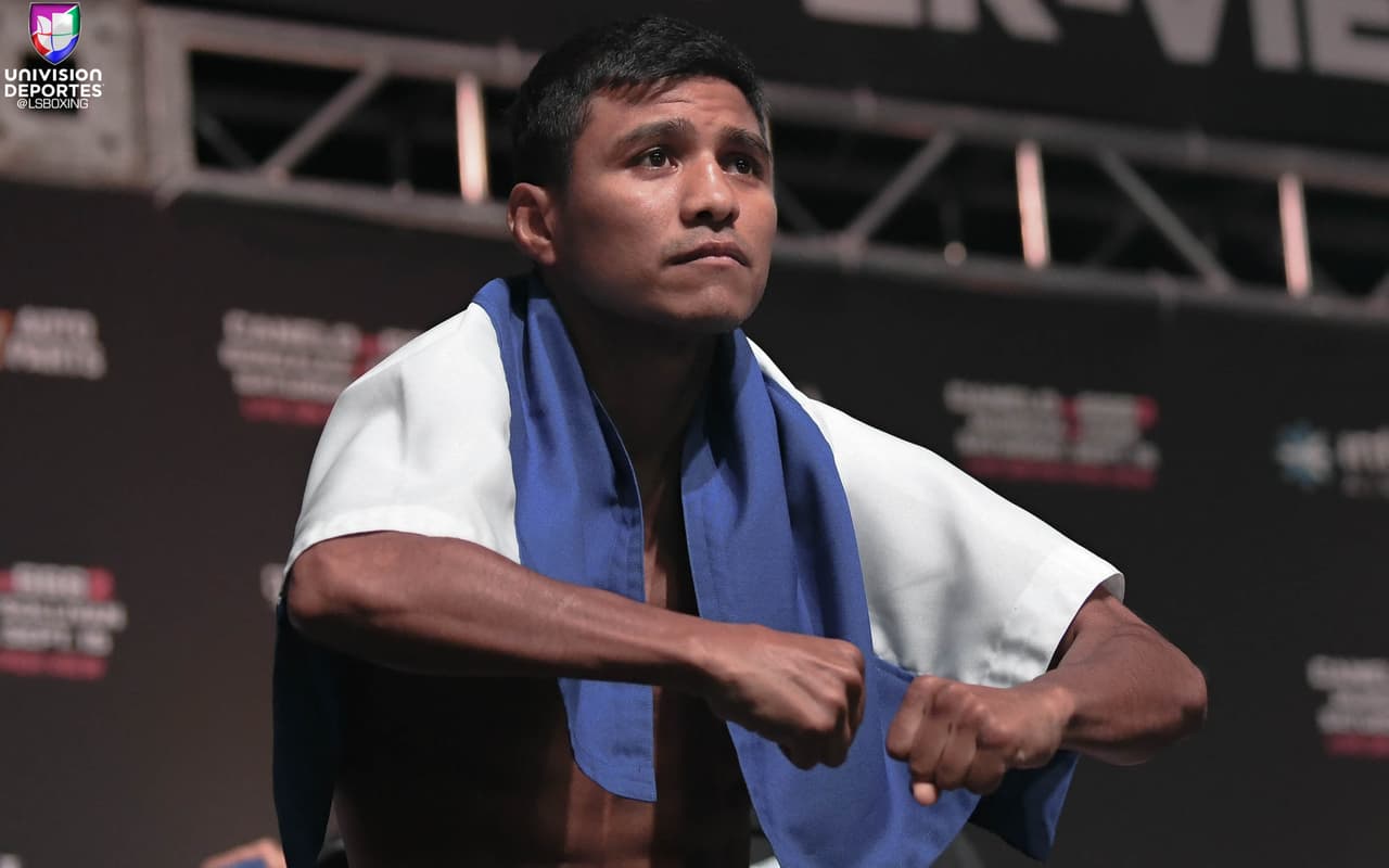 Román 'Chocolatito' González y Moisés 'Moy' Fuentes inauguraron la "romana" en la T-Mobile Arena de Las Vegas. El nicaragüense pesó 114.8 libras, y su rival mexicano 116.