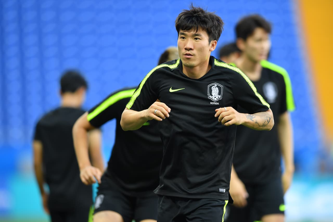 A sus 30 años, el lateral derecho Go Yo-han (en primer plano) busca pelear el puesto en la titular surcoreana con Lee Yong.