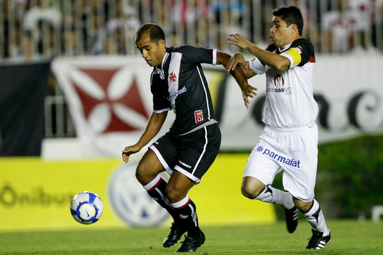 Formado en las categorías inferiores del Vitoria, jugó 50 partidos antes de emigrar al Botafogo, donde explotó definitivamente.