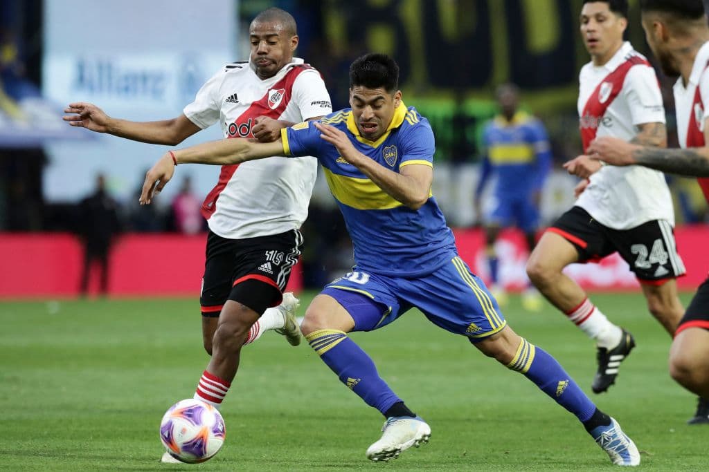 Darío Benedetto, con un cabezazo en el segundo tiempo, anotó el gol con el que Boca Junior le ganó el superclásico por 1-0 a River Plate y se puso a apenas dos puntos del líder, Atlético Tucumán.