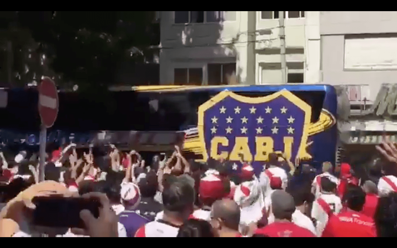 Fueron por lo menos seis ventanales del camión Xeneize los que resultaron quebrados.