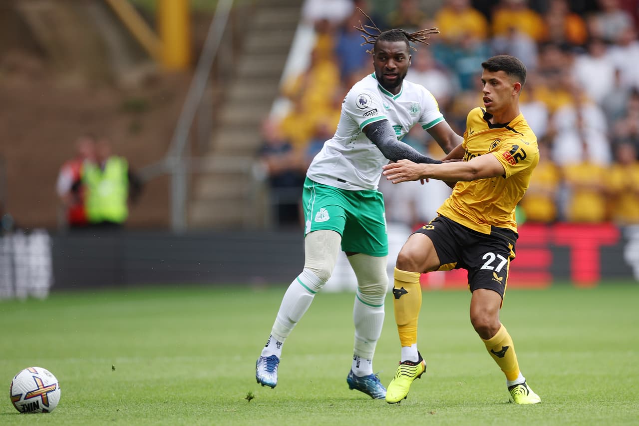 Ruben Neves adelantó a los Wolves con un golazo, pero Allan Saint-Maximin emparejó las acciones en la agonía con otro golazo. Raúl Jiménez marcó un gol, pero el VAR arruinó el festejo al anularlo.