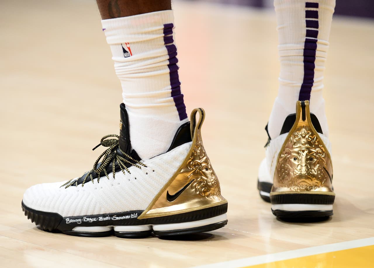 Cuando LA recibió a los Houston Rockets en Staples Center el pasado 21 de febrero, LeBron saltó a la duela con este par, donde luce un león dorado en el talón, espectacular.