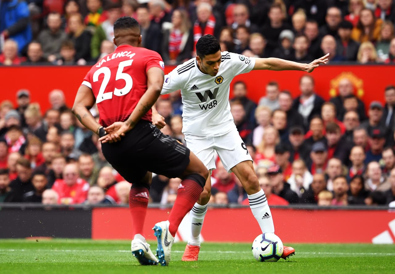 Justamente, el delantero mexicano era el más peligroso de los Wolves. Primero con un remate que no encontró la portería y después con uno que salvó David De Gea con su pierna derecha.