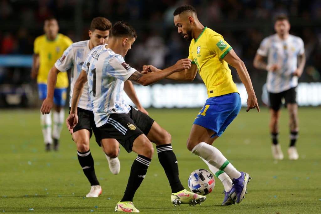 Argentina no logra demostrar su futbol en casa y Brasil se queda a centímetros de robarles los piuntos en el empate 0-0.
