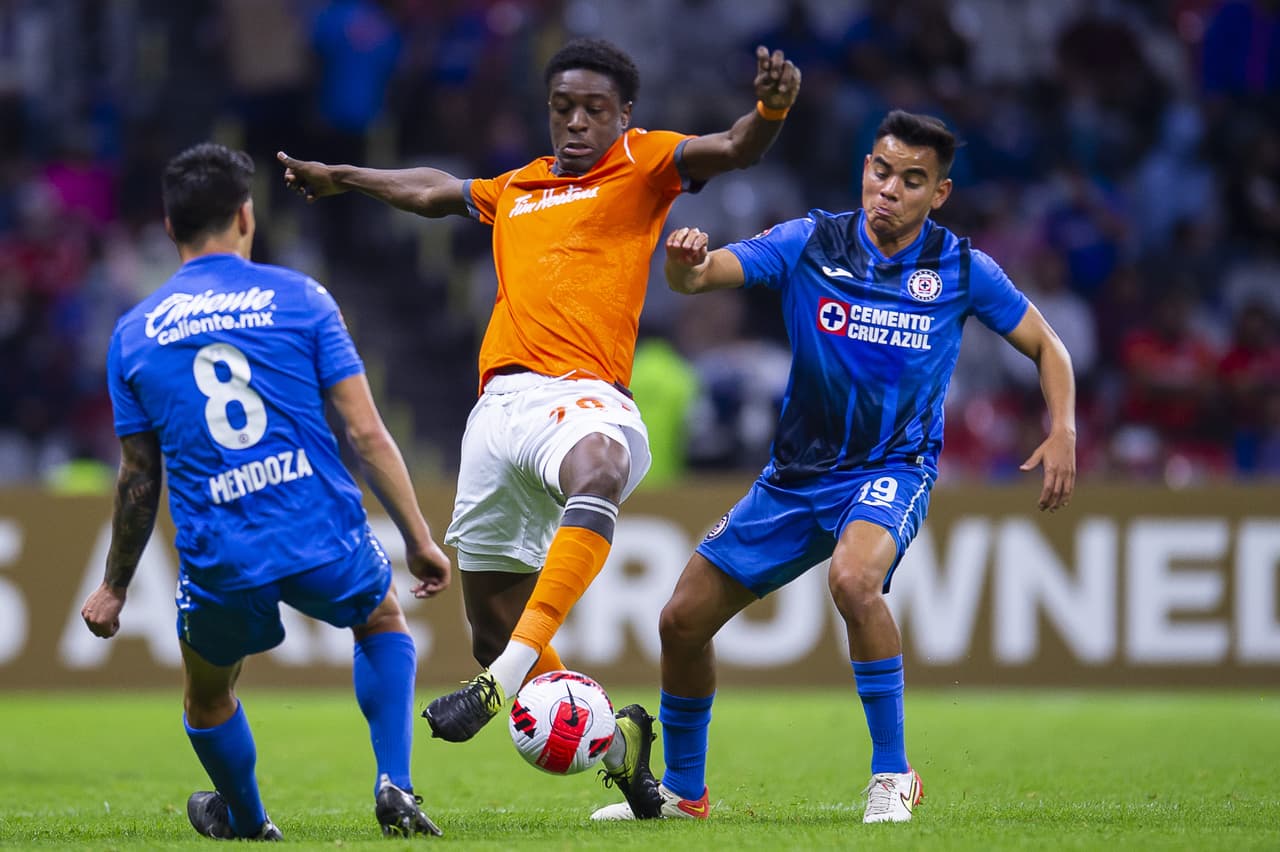 Las anotaciones de Juan Escobar, Rafael Baca y Ángel Romero, Cruz Azul golea 3-1 a Forge y aseguran su lugar en los cuartos de final.