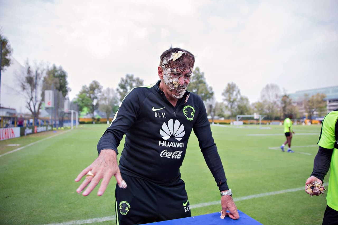 El técnico del América cumplió 65 años y en las instalaciones del club le cantaron las famosas ‘Mañanitas’ y se llevó un pastelazo por parte de todos los jugadores, así como la clásica ‘fila india’.