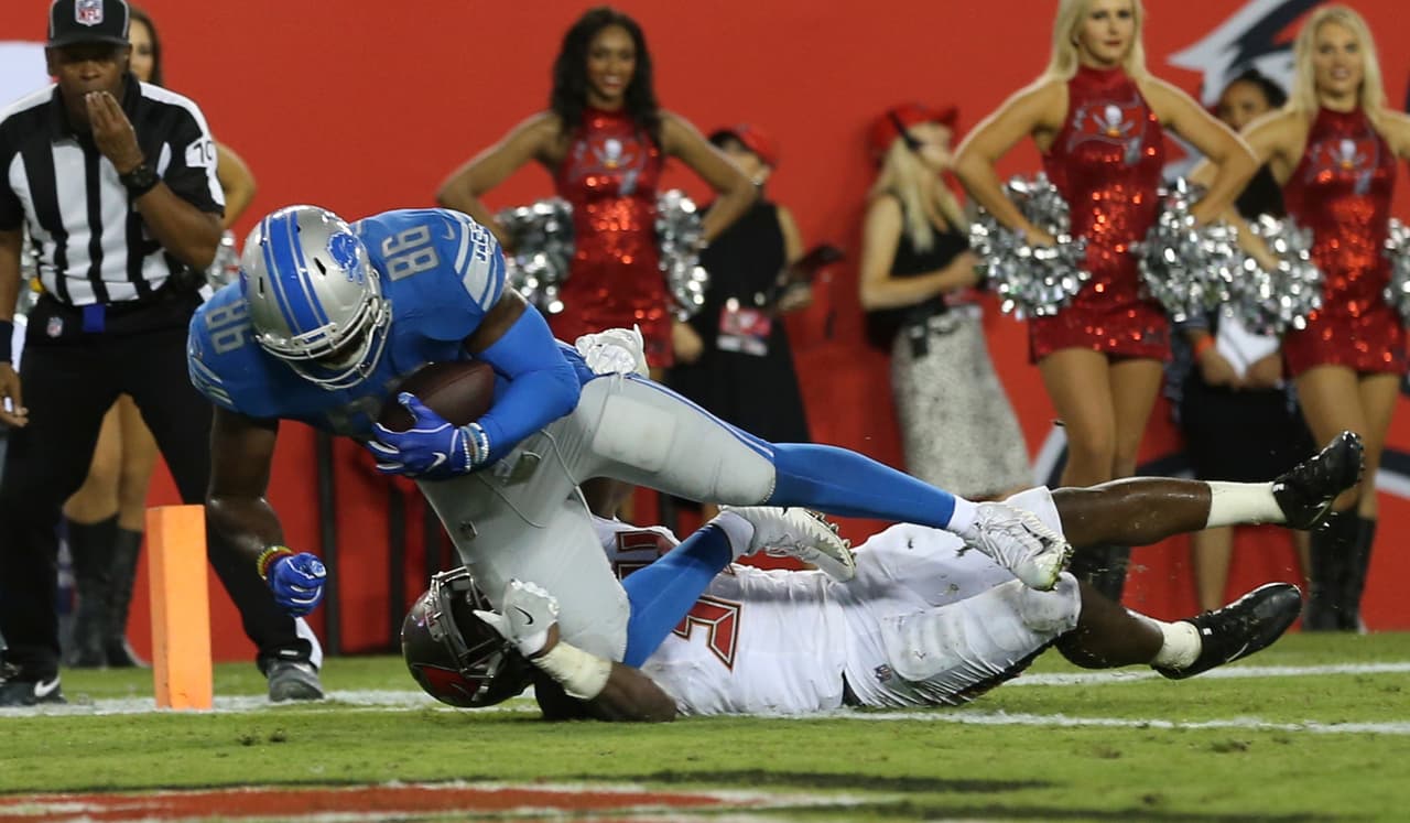 En Tampa Bay, los Buccaneers cayeron 33-30 ante los Detroit Lions, que consiguieron uno de sus touchdown por tierra gracias al acarreo de Marcus Lucas.