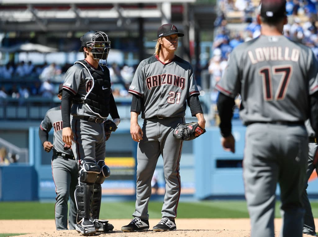 Este es el momento en el que el manager de los Arizona Diamondbacks Torey Lovullo saca del juego a Greinke, quien lanzó apenas 3-2 innings, le hicieron 7 carreras y toletó cuatro jonrones.
