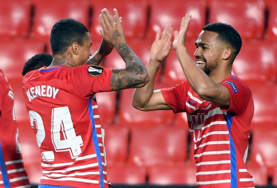 El Napoli no puede ante la escuadra española de Granada y pierde 0-2 en los dieciseisavos de la UEFA Europa League. Las anotaciones por parte de los rojiblancos fueron por parte de Yangel Herrera y Kenedi, uno tras otro. El mexicano Hirving Lozano no tuvo participación por lesión.