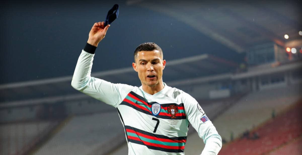CR7 abandona el campo y se quita el brazalete de capitán