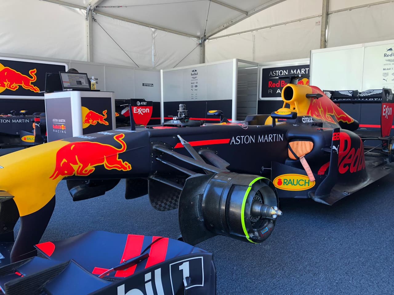 El auto de Red Bull estaba impecable para las fotos de los fanáticos. Daniel Ricciardo y Max Verstappen se montan en monoplazas como este.