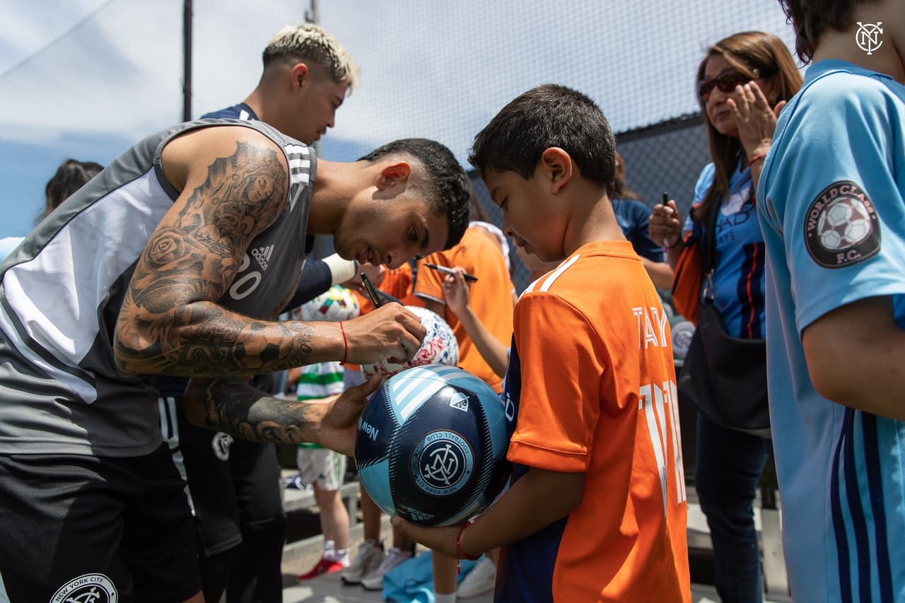 Santi Rodríguez no se negó a dejar su recuerdo en estos balones.