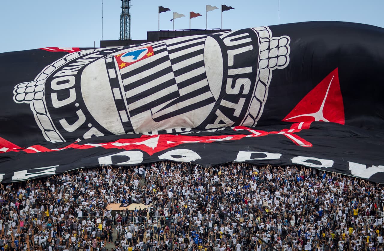 La bandera gigante desplegada en el estadio de Pacaembú fue la forma en la que Corinthians demostró que es el equipo con la hinchada más grande de Brasil.