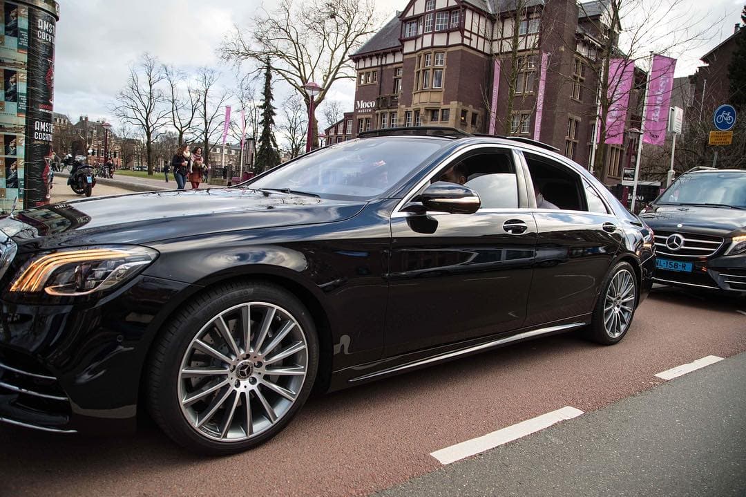 Pero el buen gusto del luchador irlandés no acaba ahí. Este 2018 ha presumido fotos y videos de este lujoso Mercedes-Benz S500 de 435 caballos de fuerza.