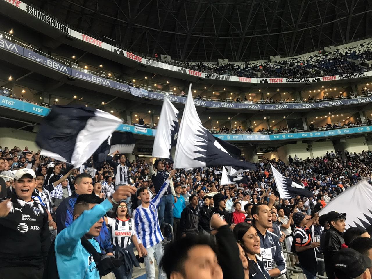 Ambientazo en la grada de los Rayados de Monterrey.