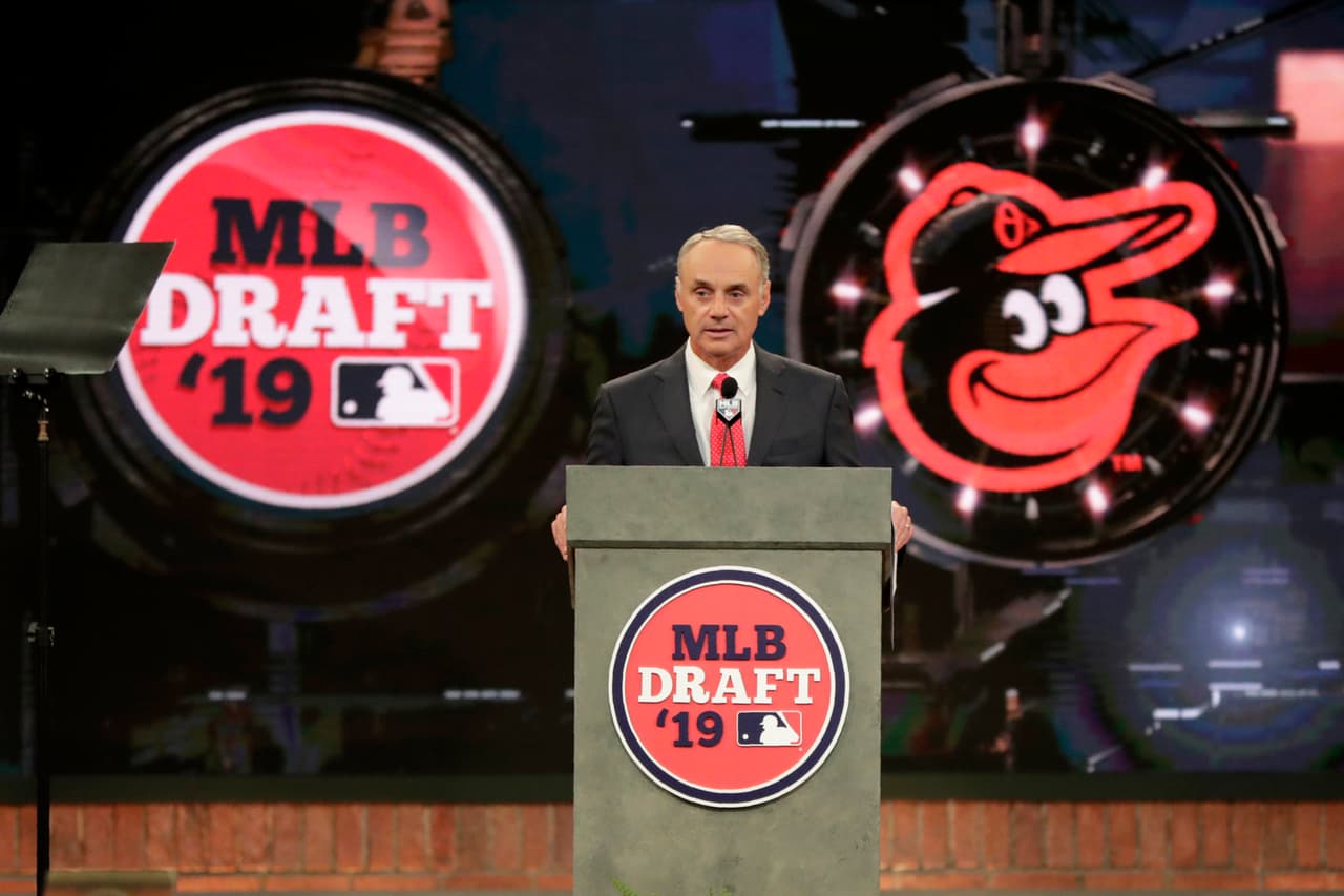 El anuncio emitido en los estudios de MLB Network marca la segunda vez que los Orioles han tenido la selección de honor en el Draft y la primera desde 1989, cuando eligieron a Ben McDonald, pitcher de LSU. Rutschman, de 21 años y con capacidad para batear como diestro o zurdo, era el favorito para ser reclutado en el primer turno desde el año pasado, cuando guio a Oregon State al título de la Serie Mundial colegial y se le eligió como el pelotero más destacado.