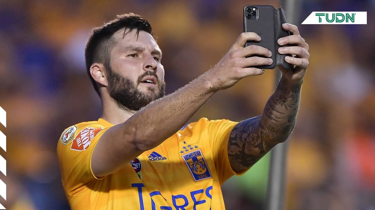 Gignac celebra con selfie y presume sticker