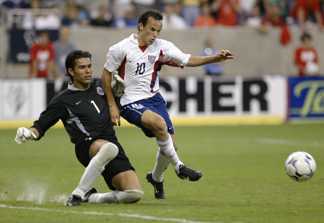 Pronto, Donovan se afianzó como figura de Estados Unidos y ya con el '10' en el dorsal, fue reconocido como el mejor jugador estadounidense en 2003 y 2004.