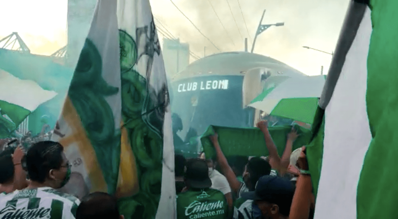 Fans del León reciben al equipo sin medidas sanitarias