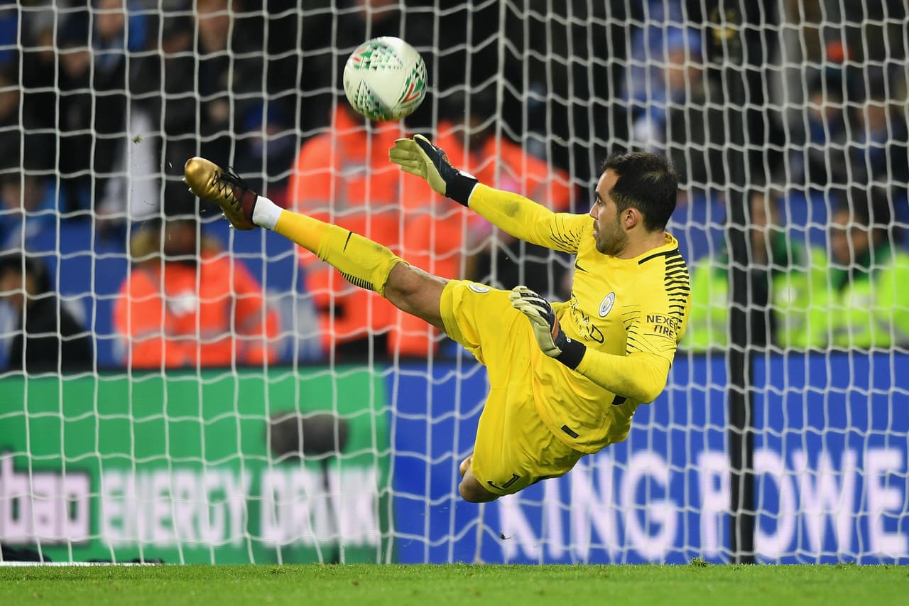 El chileno Bravo fue quien le atajó el cuarto penal a Mahrez para darle el triunfo a los Citizens.