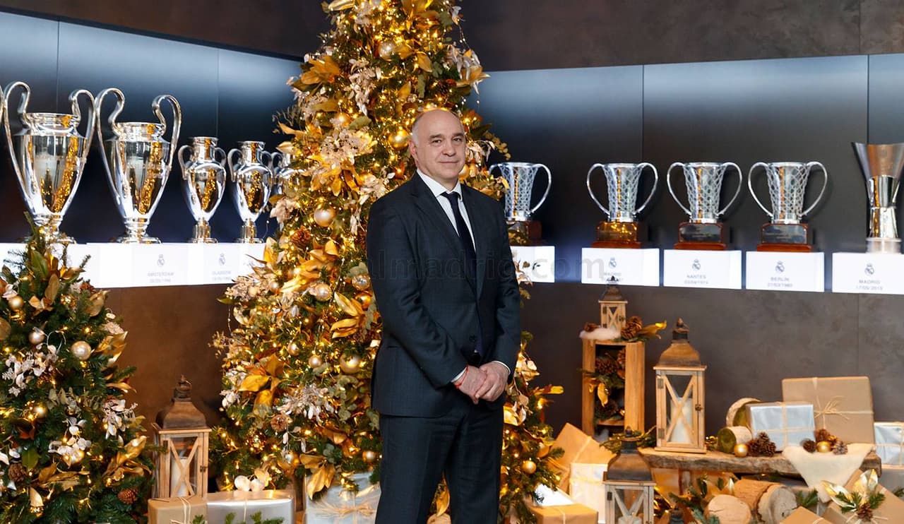 “Desde el Real Madrid queremos enviaros, en estos días tan especiales y en estos momentos difíciles, un mensaje de cariño, solidaridad y esperanza. Nuestros mejores deseos para que recuperemos la normalidad en este año nuevo 2021 y podamos compartir juntos muchos éxitos”, expresó Florentino Pérez.