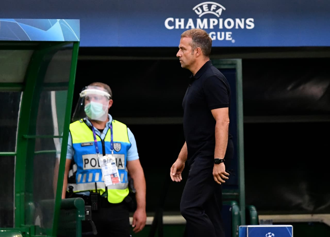 Davies mandaba un balón al poste a los 17’ y no lograba abrir el marcador para Lyon.