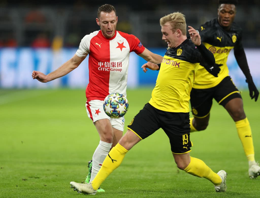 Julian Brandt encabeza el ataque del Dortmund y finiquita una jugada para darle la ventaja a su equipo 2-1.