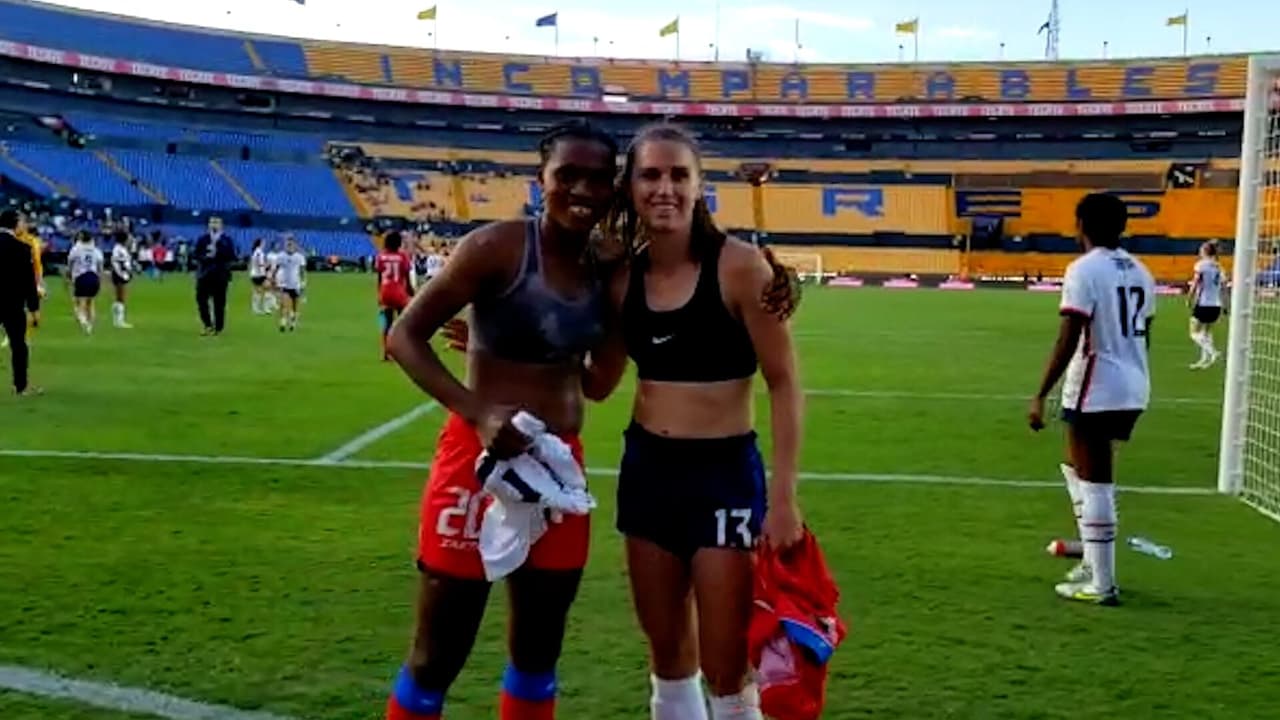 Alex Morgan cambia camiseta con jugadora de Haití y la emociona