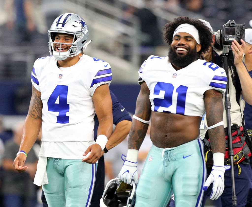 En la foto Dak Prescott (4) quarterback titular de los Cowboys, y el estelar corredor Ezekiel Elliott al lado, ninguno de los dos jugó. La temporada está a la vuelta de la esquina y hay que se cautos.