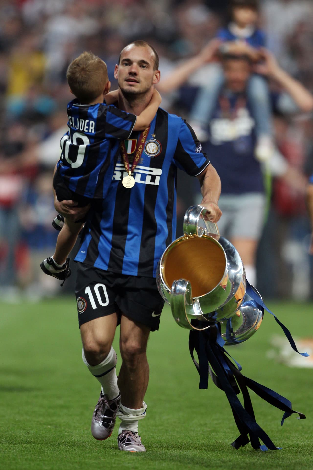 En el plano internacional a nivel de clubes, ganó la UEFA Champions League con el Inter de Milan y el Mundial de Clubes en 2010.
<br>