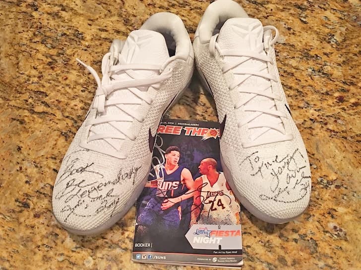 Los tenis que en 2016 le autografió Kobe Bryant a Devin Booker.