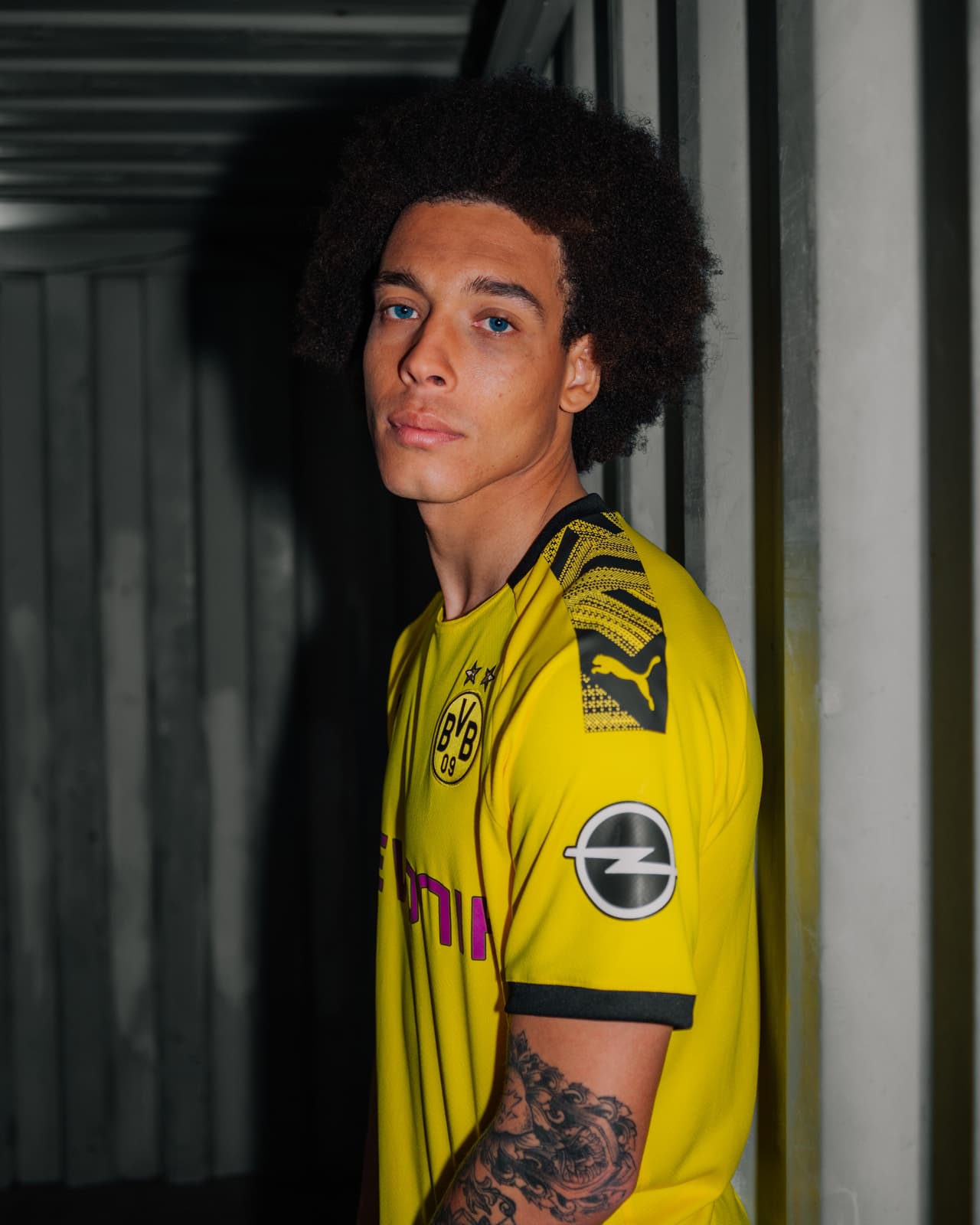 Borussia Dortmund realizó el lanzamiento de su nueva playera (con las tres de portero) para la siguiente temporada la cual usará por primera vez ante Borussia Monchengladbach en el cierre de la Bundesliga. El diseño abandona las mangas negras y regresa a una franja de ese color sobre los hombros con patrones. Además, celebra los 110 años del club con una frase en el cuello: "Ayer, hoy, mañana, para siempre".