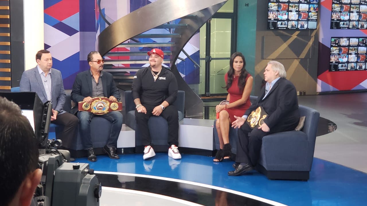 Andy Ruiz visitó las instalaciones de TUDN para platicar sobre su revancha ante Anthony Joshua.