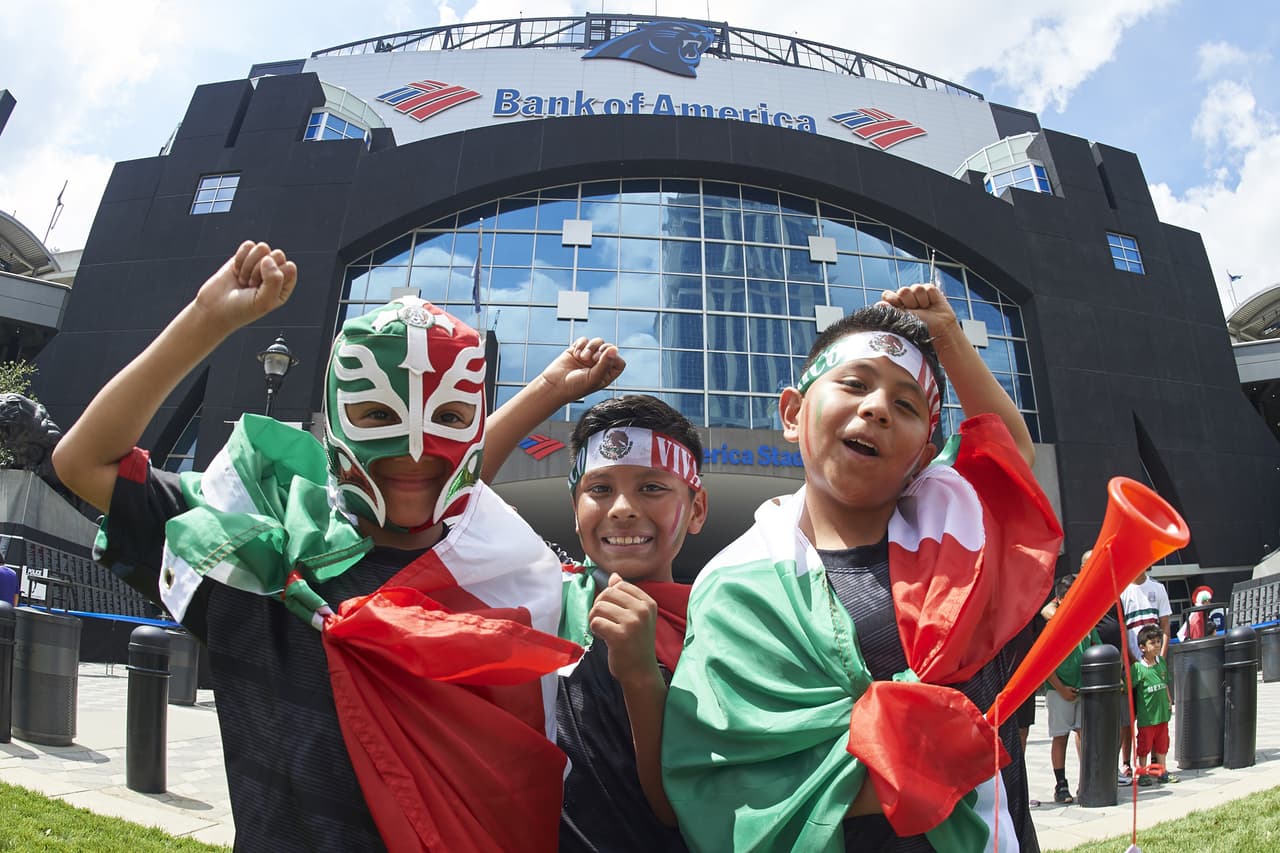 En las afueras del Bank of America Stadium los fanáticos mexicanos se alistan para el juego del Tri contra Martinica por el Grupo A de la Copa Oro.