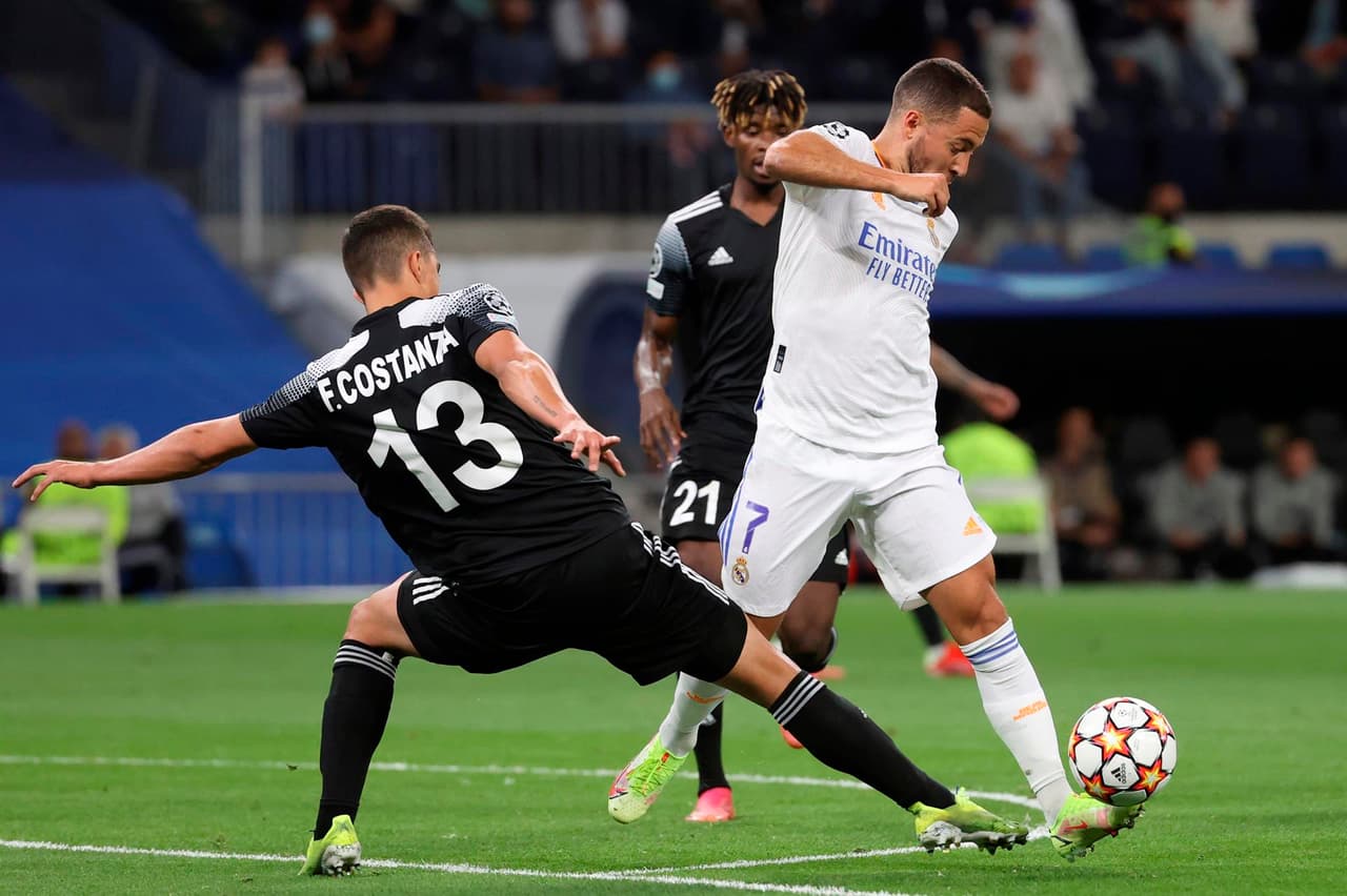 Real Madrid cae en casa ante el Sheriff Tiraspol 2-1 en la fase de grupos de la UEFA Champions League. El equipo moldavo abrió con gol de Jasurbek Yakhshiboev al 25’, pero Karim Benzema igualó el marcador tras cobrar un penalti, pero la visita selló su victoria al 89’ con anotación de Sebastién Thill.