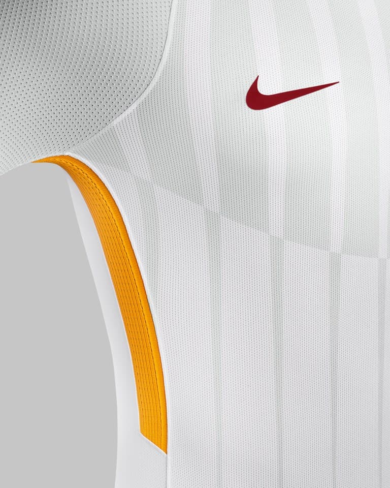 Además, tendrá detalles en amarillo y rojo, los colores principales del equipo.