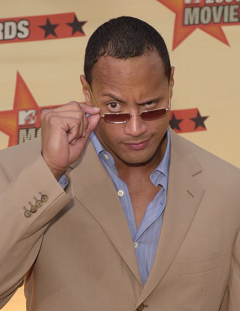 Según el propio The Rock, sufrió una separación completa del hombro (que requirió una reconstrucción total), un desgarro en el talón de Aquiles y cinco cirugías de rodilla separadas.