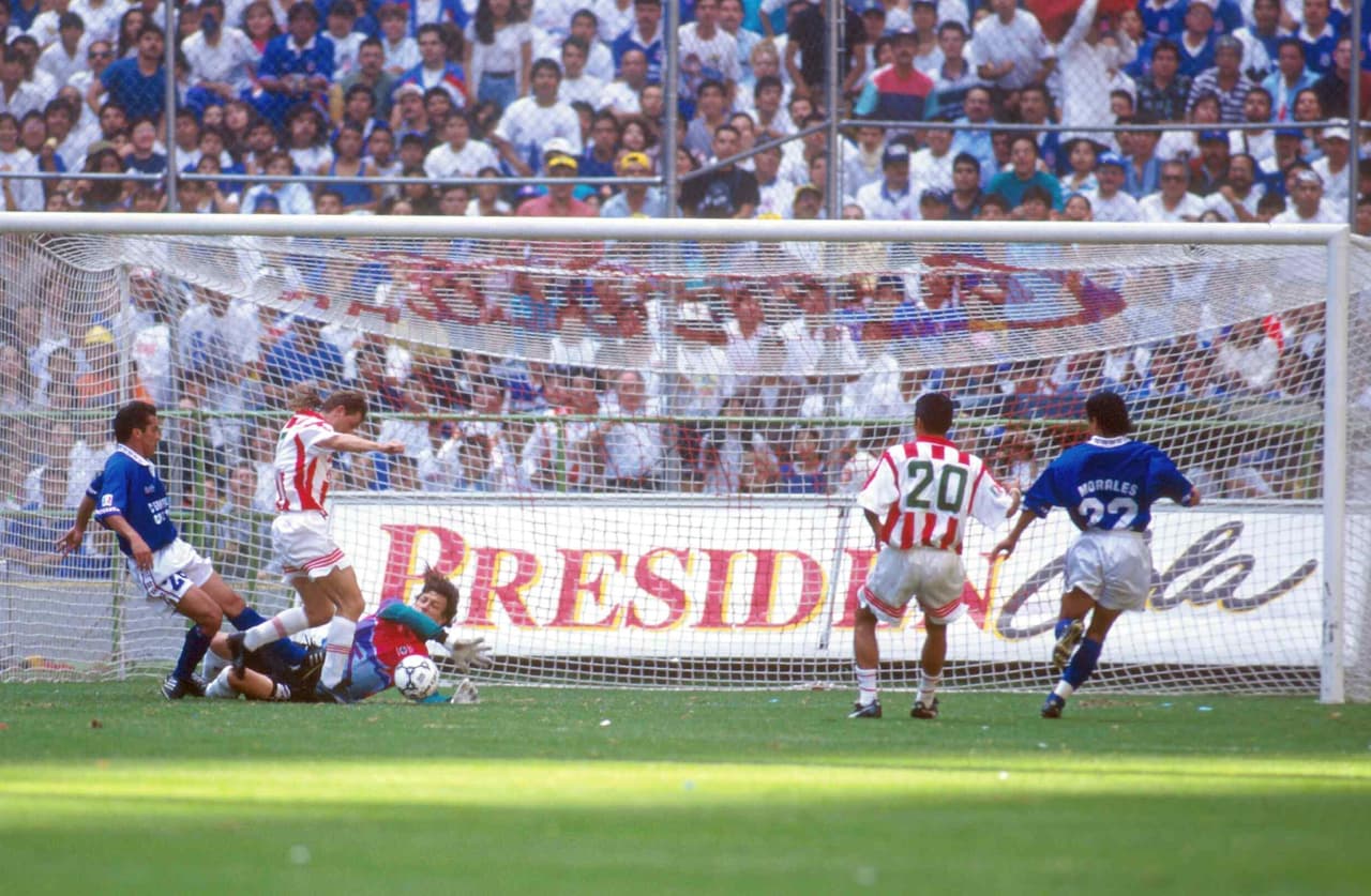 Para encontrarse en la final al favorito, Cruz Azul, quien en sus filas estaba Carlos Hermosillo, Norberto Scoponi y Juan Reynoso.