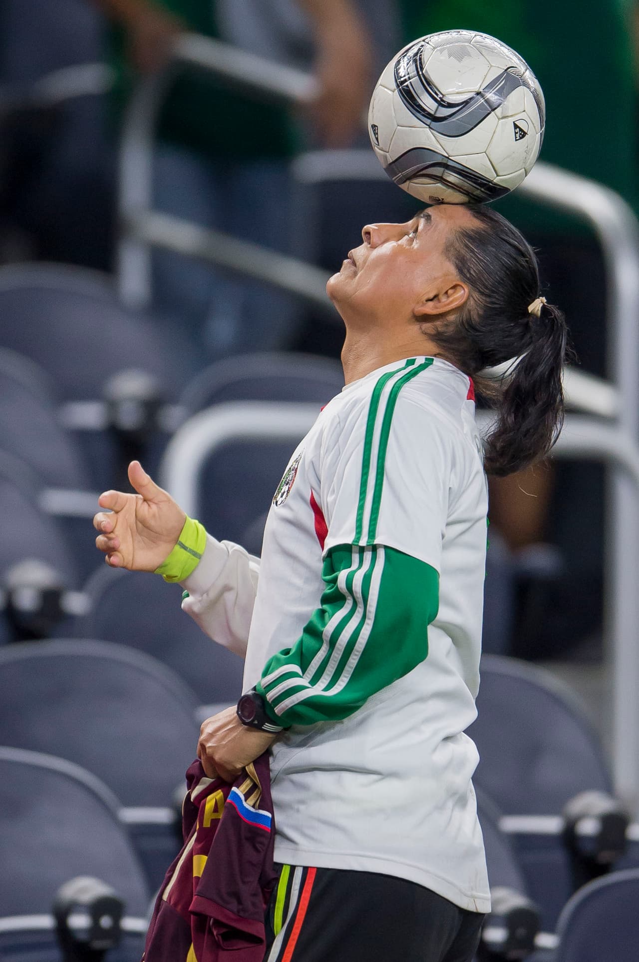 La afición mexicana, a pesar del mal clima en Dallas, se acercó al AT&T Stadium con su belleza y colorido para apoyar al Tri en el segundo partido de la Fecha FIFA, después de ganarle a Islandia en Santa Clara la semana pasada.