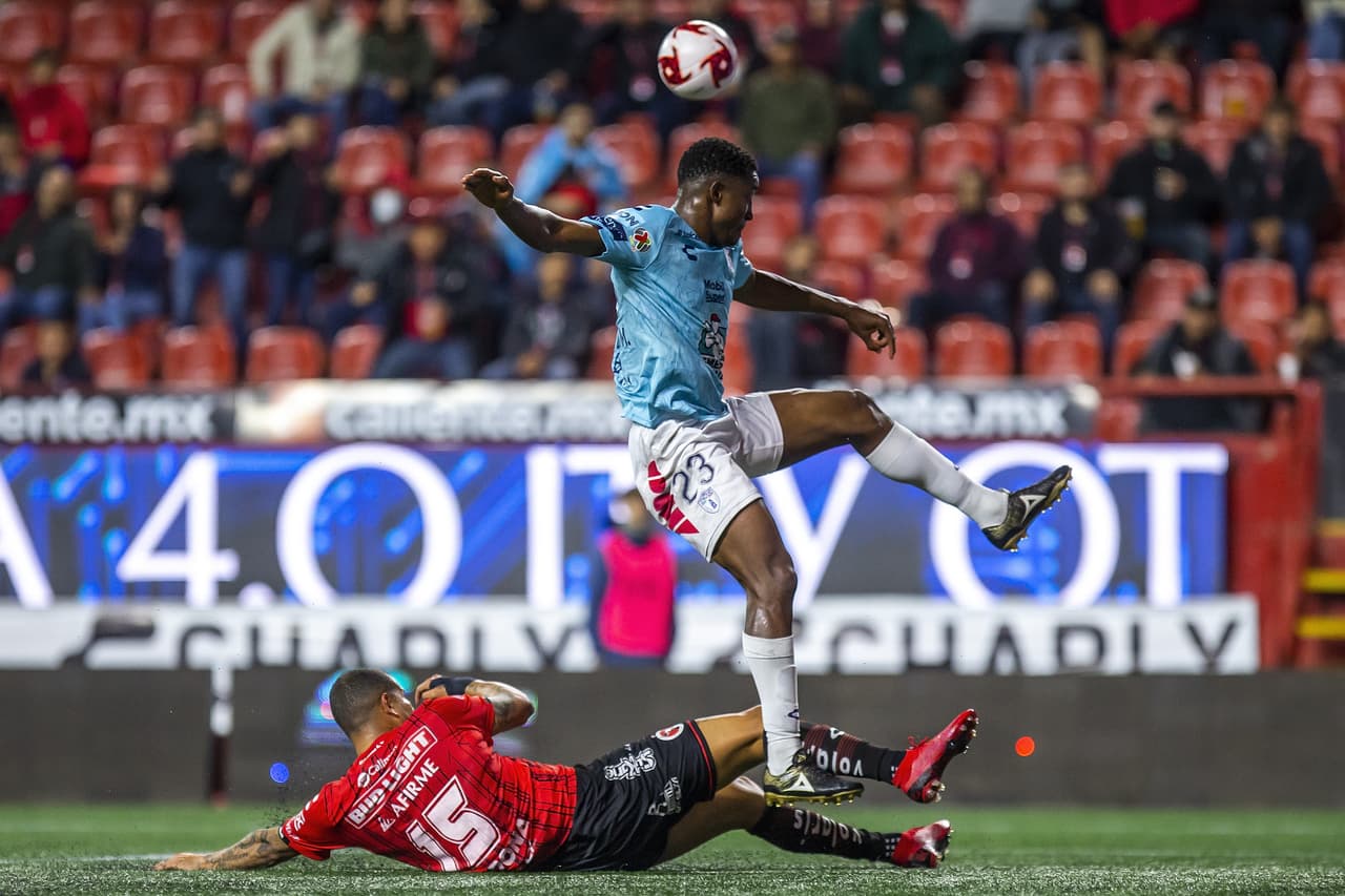 Edwin Cardona hace su labor defensiva e impide que Óscar murillo pueda salir de su área con el balón controlado.
