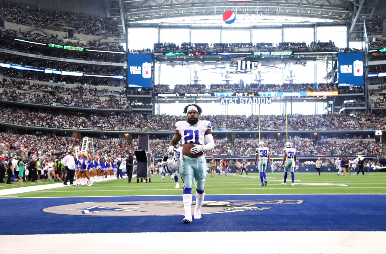 El corredor de los Cowboys, Ezekiel Elliott #21 fue uno de los más aclamados por el público tras una polémica previo al inicio de la temporada pero finalmente recibió la extensión de contrato que deseaba.