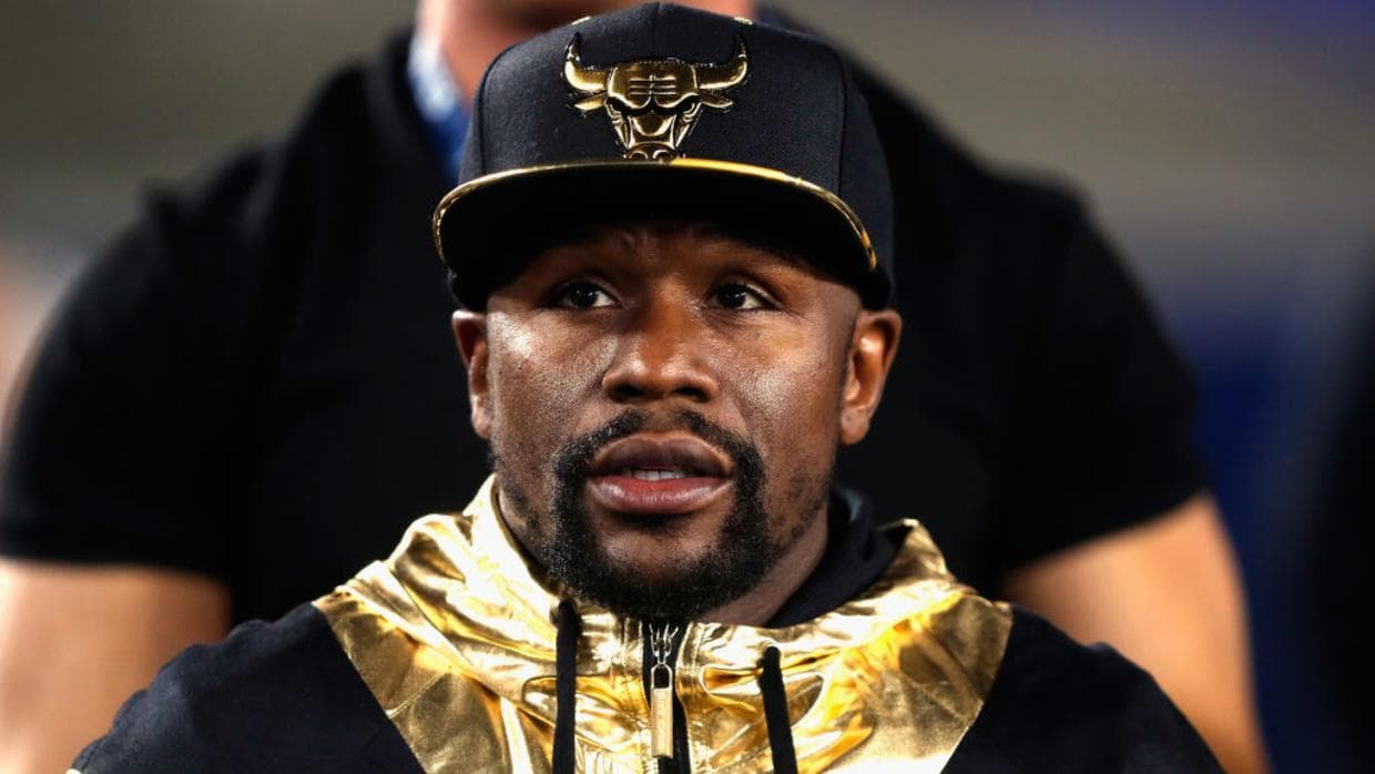 Floyd Mayweather sorprende a su novia con ramo de dólares