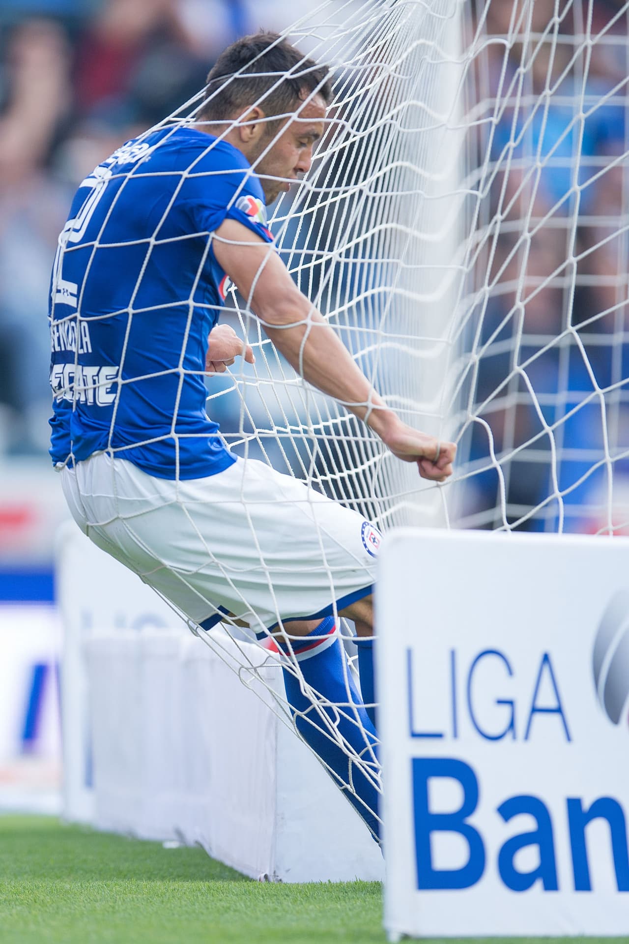 El primer tiempo del partido fue de dominio cementero. Muchas llegadas de peligro que pusieron en predicamentos al portero Hugo González.